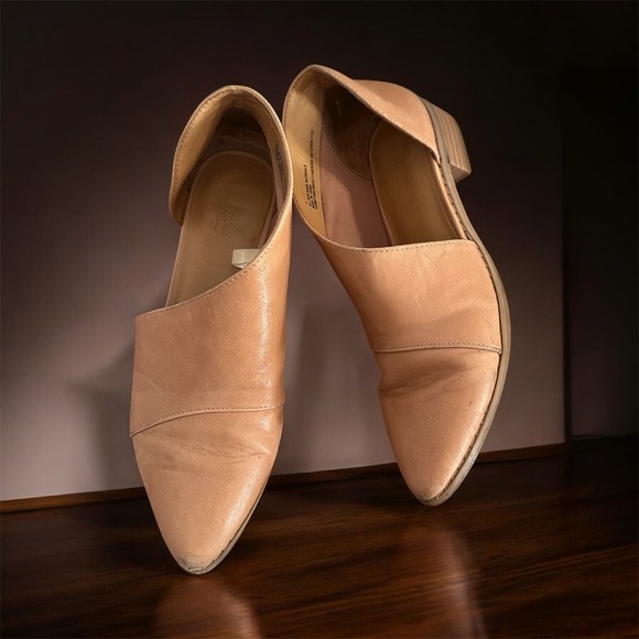 Universal Thread Shoes - Elegant Beige Leather Flats